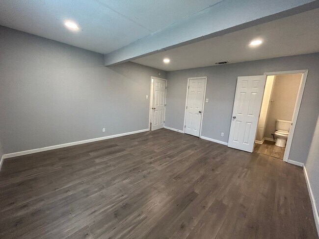 Building Photo - 206 Edna