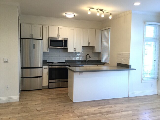 Building Photo - 633 Alma Ave