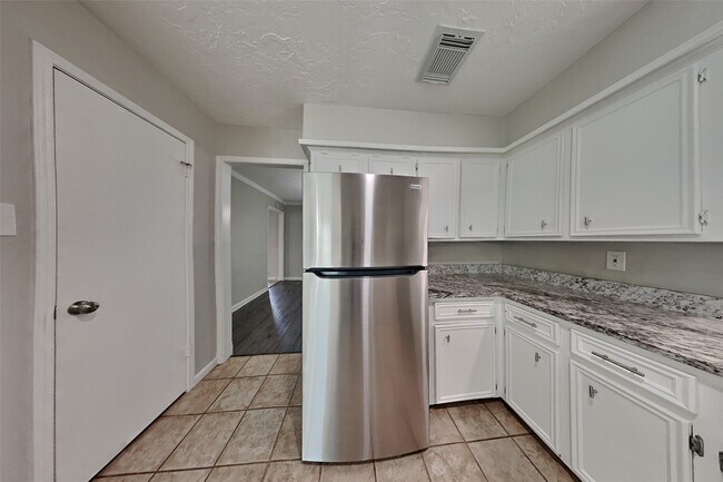 Building Photo - 25402 Elm Creek Dr