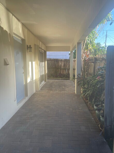 Front patio - 186 NW 4th Ave
