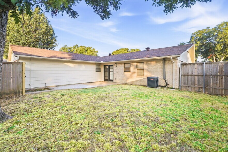 Building Photo - 2532 Belhaven Dr