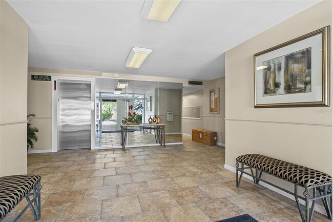 Building Photo - 7461 W Country Club Dr N