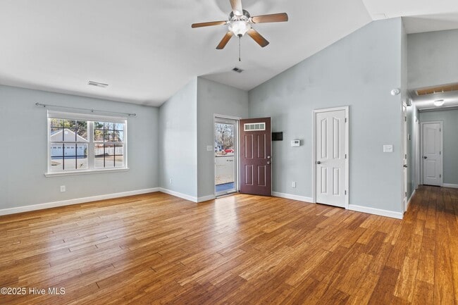 Building Photo - Charming Home in Woodbury Farms