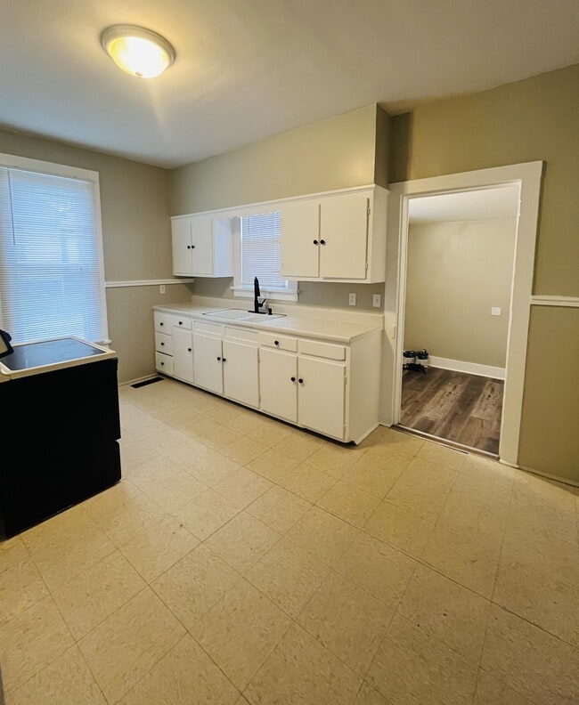 Building Photo - 321 N East St