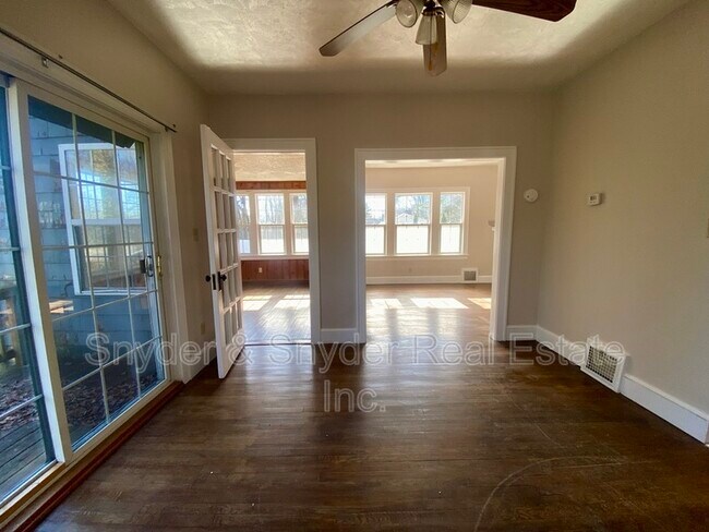 Building Photo - 623 Doris Ave