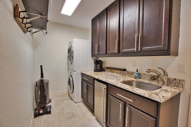 Building Photo - Luxury Home with Saltwater Heated Pool, Spa & Spectacular Golf Course Views, and includes Social ...