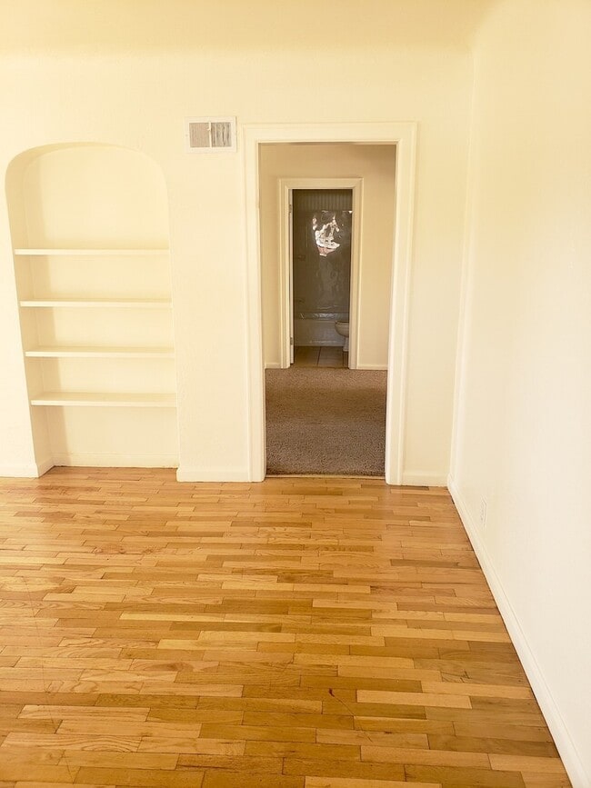 Building Photo - 302 Miles Ave