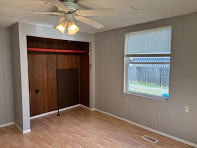 Building Photo - 3 bedroom, 1 bathroom Triplex: Martinsville