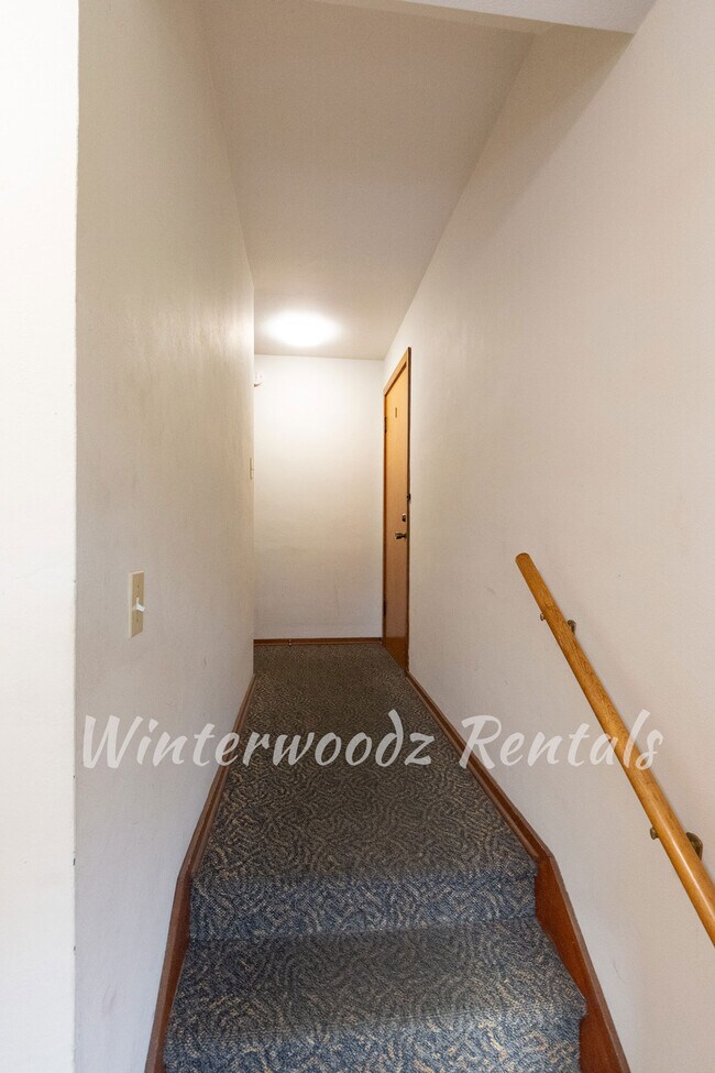 rear hallway to unit entrance - 1432 Porlier St