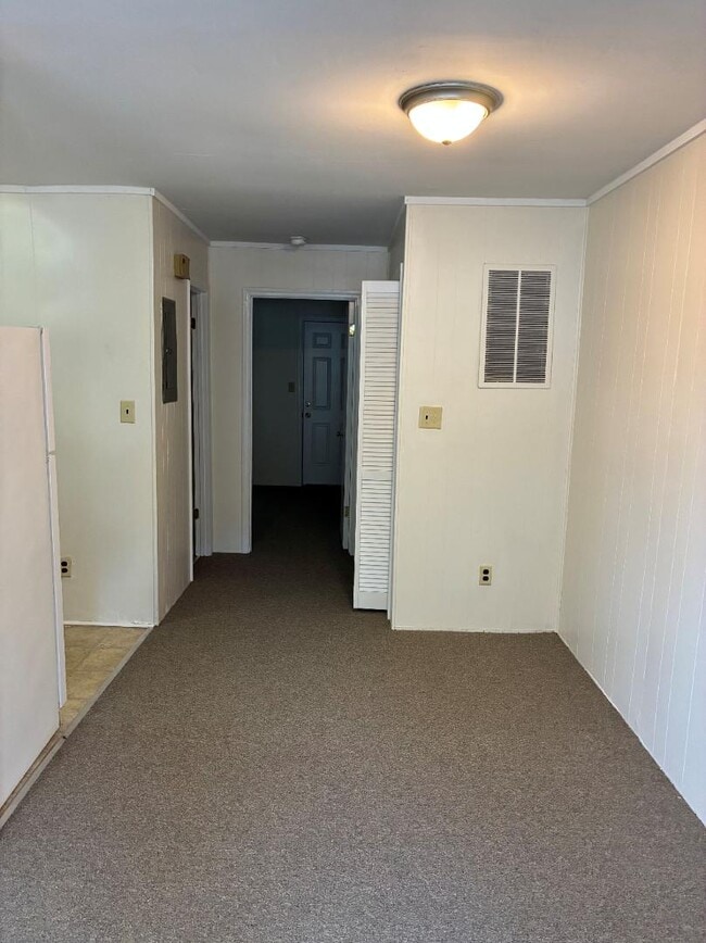 Building Photo - 903 Lodge St S