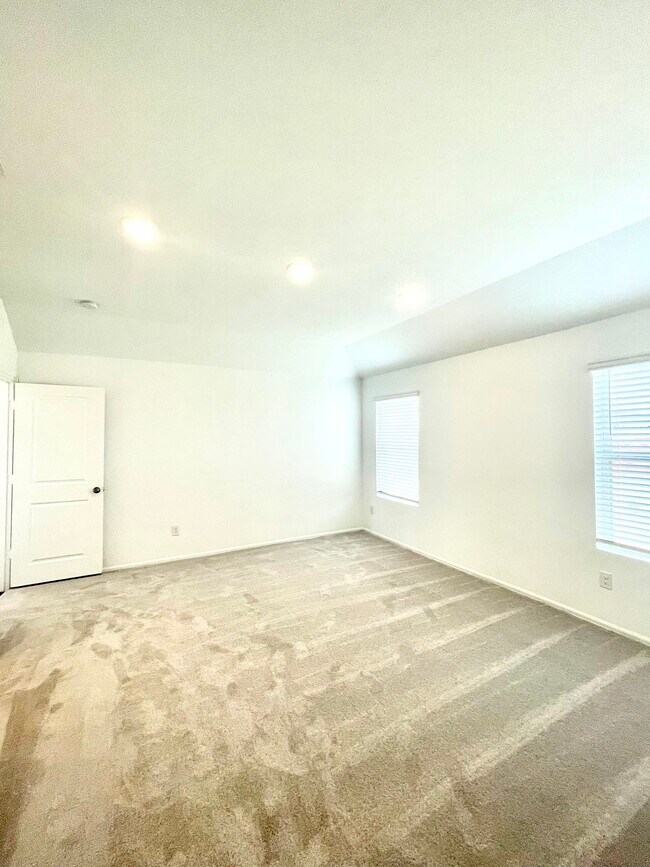 Building Photo - 2940 Tantara Dr