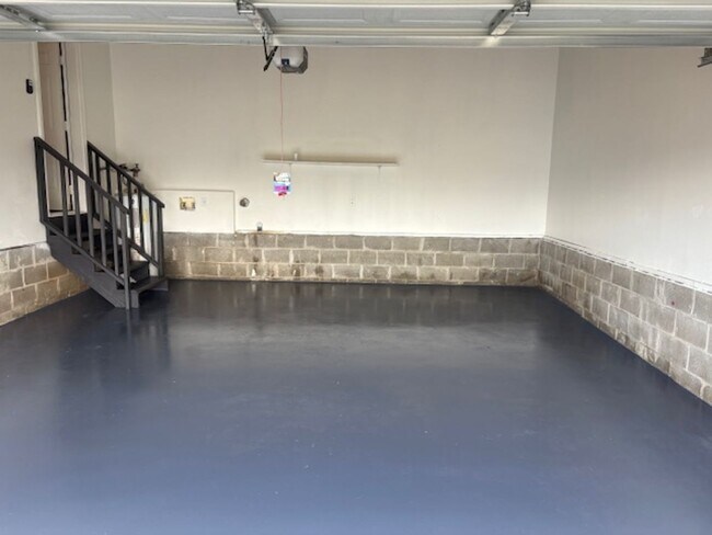 Building Photo - 203 Lake Forest Dr