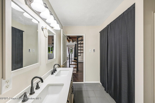 Building Photo - 300 Lake Rd