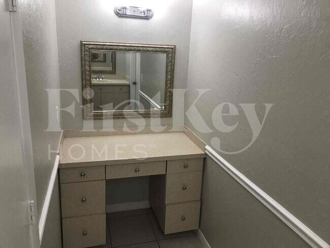 Building Photo - 241 SW 32nd Terrace