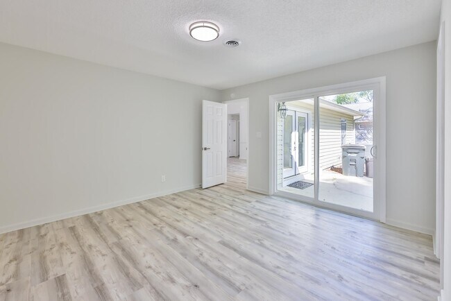 Building Photo - 2914 Temperance Dr