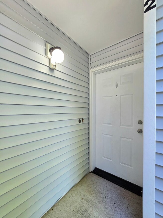Building Photo - 2 Bedroom Condo In Lynnwood Available Now