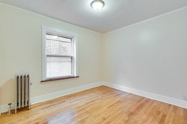 Building Photo - 1434 W Thorndale Ave