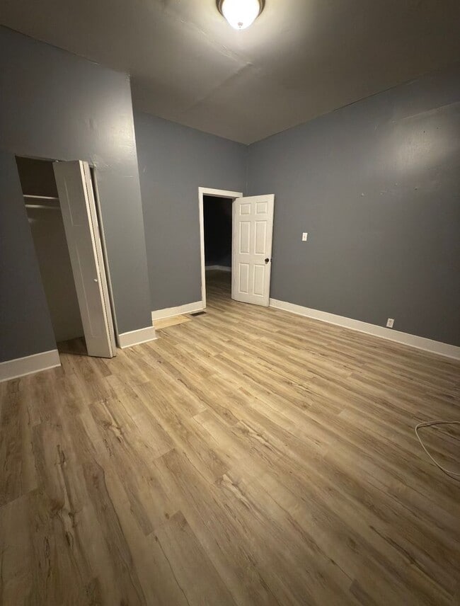 Building Photo - 2 Bed 1 Bath unit