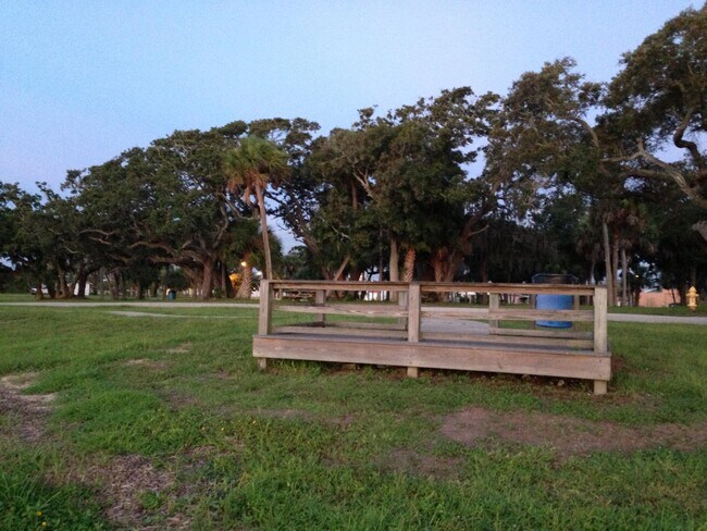 Building Photo - 2322 Stone St