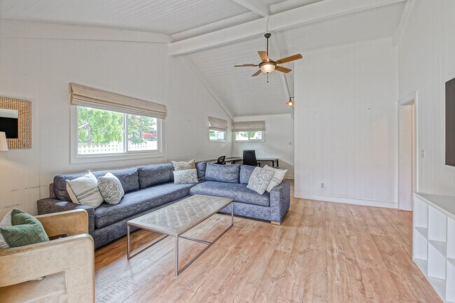 Building Photo - BEAUTIFULLY REMODELED (FURNISHED), 3BR3BA ...
