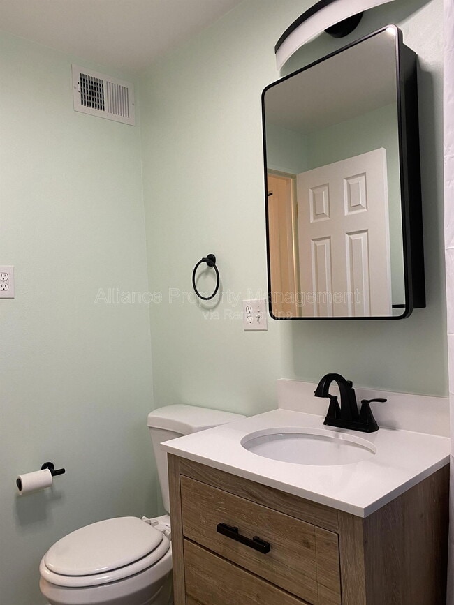 Building Photo - 2605 Lark Dr