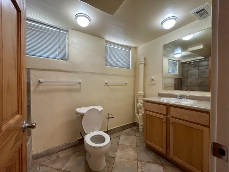 Building Photo - 1449 S University Blvd