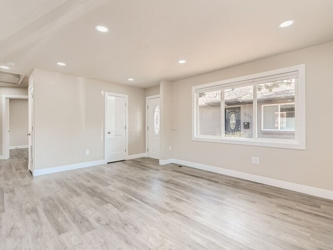 Building Photo - Hale neighborhood duplex w/large patio for...
