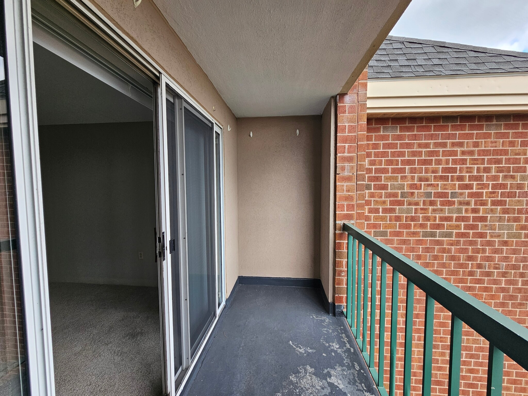 Building Photo - 1 S Point Dr