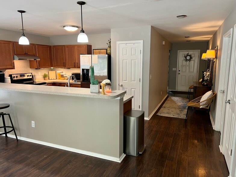 Entry Way & Kitchen - 2002 Claybourne Ct