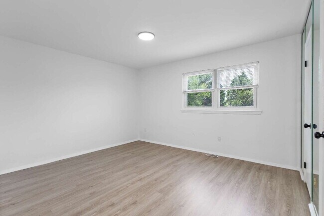 Building Photo - Renovated townhouse