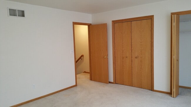 Building Photo - FALL 2026 AVAILABILITY!!!  2 bedroom, 2.5 bath condominium on Iowa City's east side