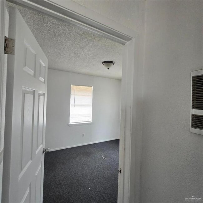 Building Photo - 9 E Donna Blvd