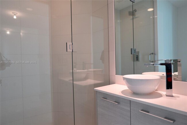 Building Photo - 650 NE 32nd St