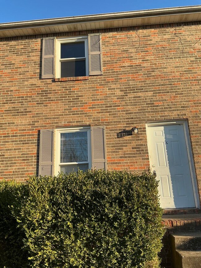 Building Photo - 441 Martha Ln