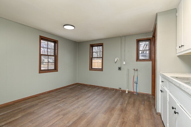 Building Photo - 2 Bedroom 1 Bathroom Home Located within w...