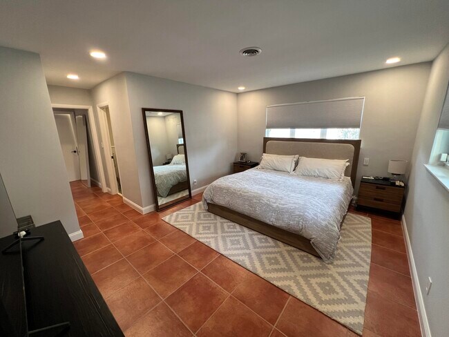 Building Photo - 1653 Poinsettia Dr