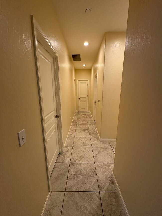 Building Photo - SE Visalia home Available Now!