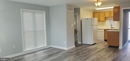 Building Photo - 3004 St Clair Dr