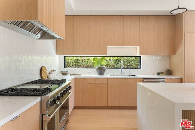 Building Photo - 822 Superba Ave