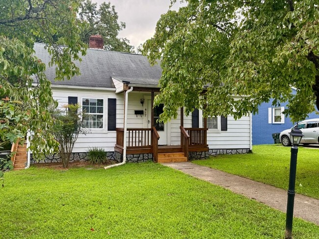 Building Photo - Two bedroom, 1 bath house in Burlington