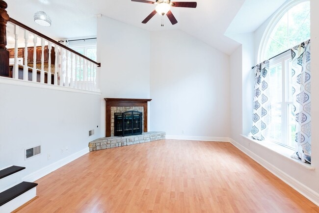 Building Photo - 4 Bed home in Olathe- Quick access to I-35