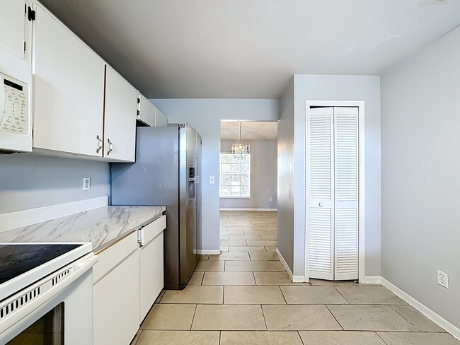 Building Photo - Spacious 4-Bedroom Retreat with 2 Baths in Brandon - 2103 Sq. Ft. of Comfort Awaits!