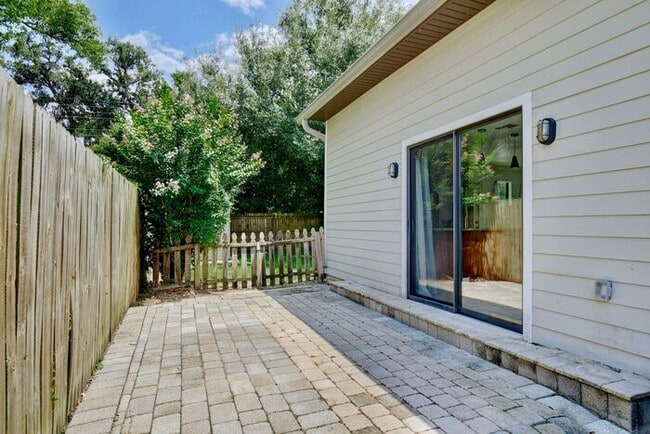 Building Photo - Lovely 3/2.5 Spacious Home with a Large Backyard in an Unbeatable Location near Downtown Orlando!