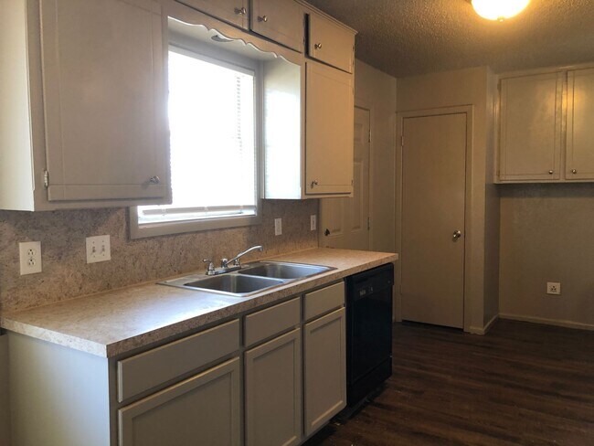 Building Photo - NorthWest Duplex