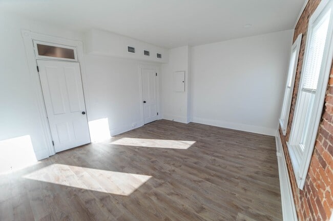 Building Photo - 617 E Chestnut St