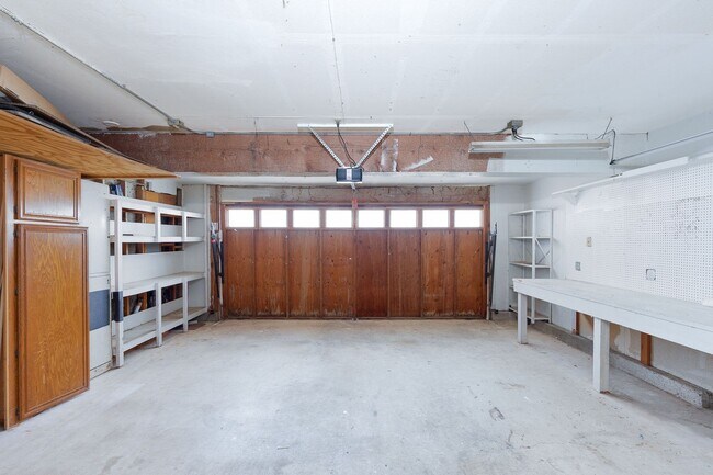 Building Photo - Spacious 3 Bedroom  2.5 Bath | East Ventura | Unfurnished