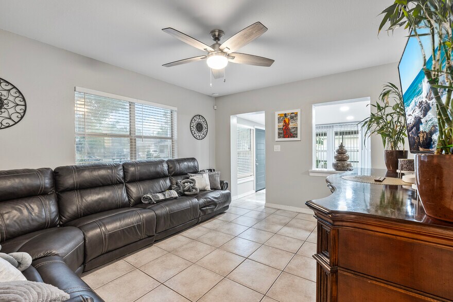 Building Photo - 3011 W Van Buren Dr