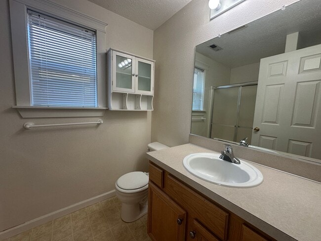 Building Photo - Three Bedroom Two Bath Home