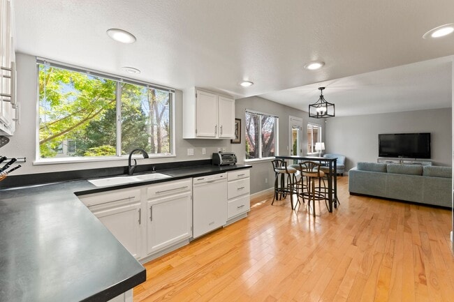 Building Photo - Fully Furnished Modern Home With Great Location