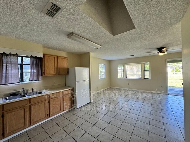 Building Photo - 159 SW Elizabeth Ct
